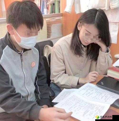 女老师闵儿用自己给学生们讲课